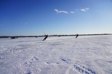 Fond du Lac, Wisconsin USA - 8 Şubat 2019: Sevilen du lac topluluğunun sakinleri karavanın donmuş gölünde buz uçurtmasının tadını çıkardılar.