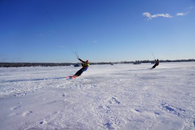 Fond du Lac, Wisconsin USA - 8 Şubat 2019: Sevilen du lac topluluğunun sakinleri karavanın donmuş gölünde buz uçurtmasının tadını çıkardılar.