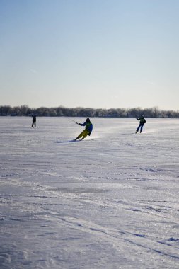 Fond du Lac, Wisconsin USA - 8 Şubat 2019: Sevilen du lac topluluğunun sakinleri karavanın donmuş gölünde buz uçurtmasının tadını çıkardılar.