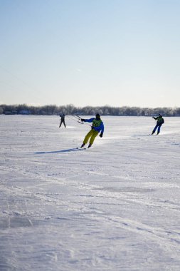 Fond du Lac, Wisconsin USA - 8 Şubat 2019: Sevilen du lac topluluğunun sakinleri karavanın donmuş gölünde buz uçurtmasının tadını çıkardılar.