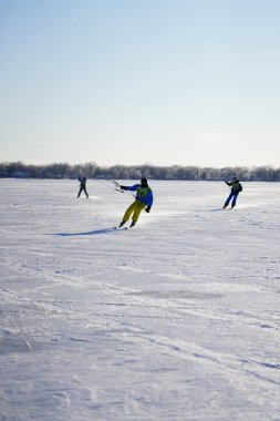 Fond du Lac, Wisconsin USA - 8 Şubat 2019: Sevilen du lac topluluğunun sakinleri karavanın donmuş gölünde buz uçurtmasının tadını çıkardılar.