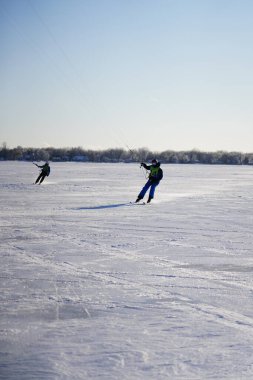 Fond du Lac, Wisconsin USA - 8 Şubat 2019: Sevilen du lac topluluğunun sakinleri karavanın donmuş gölünde buz uçurtmasının tadını çıkardılar.