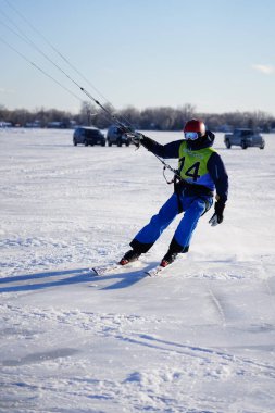 Fond du Lac, Wisconsin USA - 8 Şubat 2019: Sevilen du lac topluluğunun sakinleri karavanın donmuş gölünde buz uçurtmasının tadını çıkardılar.