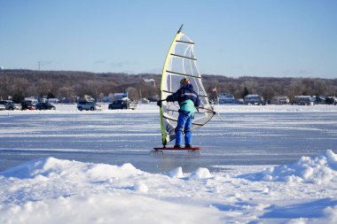 Fond du Lac, Wisconsin USA - 8 Şubat 2019: Sevilen du lac topluluğunun sakinleri karavanın donmuş gölünde buz uçurtmasının tadını çıkardılar.