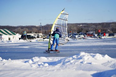 Fond du Lac, Wisconsin USA - 8 Şubat 2019: Yerel halk, Winnebago donmuş gölünde buz uçurtmasının tadını çıkardı.