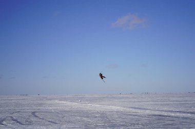 Fond du Lac, Wisconsin USA - 8 Şubat 2019: Yerel halk, Winnebago donmuş gölünde buz uçurtmasının tadını çıkardı.