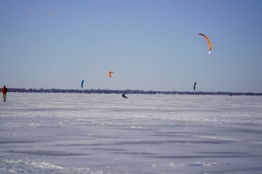 Fond du Lac, Wisconsin USA - 8 Şubat 2019: Yerel halk, Winnebago donmuş gölünde buz uçurtmasının tadını çıkardı.