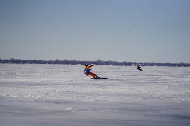 Fond du Lac, Wisconsin USA - 8 Şubat 2019: Yerel halk, Winnebago donmuş gölünde buz uçurtmasının tadını çıkardı.