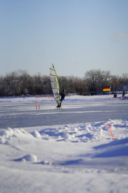 Fond du Lac, Wisconsin USA - 8 Şubat 2019: Yerel halk, Winnebago donmuş gölünde buz uçurtmasının tadını çıkardı.