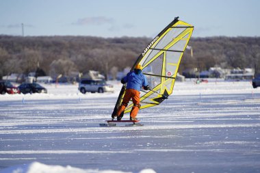 Fond du Lac, Wisconsin USA - 8 Şubat 2019: Yerel halk, Winnebago donmuş gölünde buz uçurtmasının tadını çıkardı.