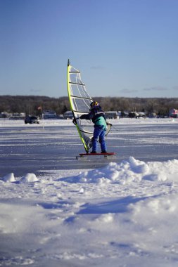 Fond du Lac, Wisconsin USA - 8 Şubat 2019: Yerel halk, Winnebago donmuş gölünde buz uçurtmasının tadını çıkardı.