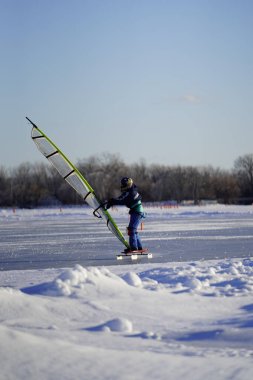 Fond du Lac, Wisconsin USA - 8 Şubat 2019: Yerel halk, Winnebago donmuş gölünde buz uçurtmasının tadını çıkardı.