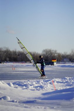 Fond du Lac, Wisconsin USA - 8 Şubat 2019: Yerel halk, Winnebago donmuş gölünde buz uçurtmasının tadını çıkardı.