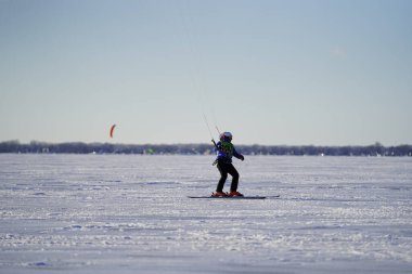 Fond du Lac, Wisconsin USA - 8 Şubat 2019: Yerel halk, Winnebago donmuş gölünde buz uçurtmasının tadını çıkardı.
