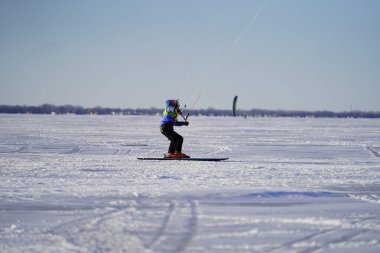 Fond du Lac, Wisconsin USA - 8 Şubat 2019: Yerel halk, Winnebago donmuş gölünde buz uçurtmasının tadını çıkardı.