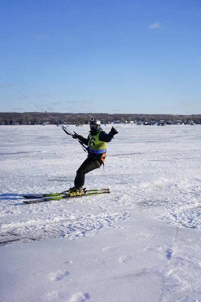 위스콘신 2019년 커뮤니티 현지인들은 윈네바고의 얼어붙은 호수에서 윈드서핑을 즐겼습니다 — 스톡 사진