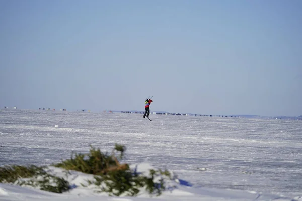 ウィスコンシン州フォンデュラック 2019年2月8日 フォンデュラックコミュニティの地元の人々はウィネバゴの凍った湖で冬のアイスカイトウインドサーフィンを楽しんだ — ストック写真