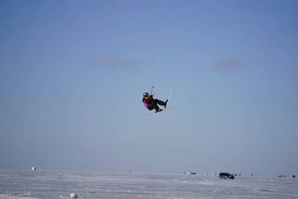 ウィスコンシン州フォンデュラック 2019年2月8日 フォンデュラックコミュニティの地元の人々はウィネバゴの凍った湖で冬のアイスカイトウインドサーフィンを楽しんだ — ストック写真