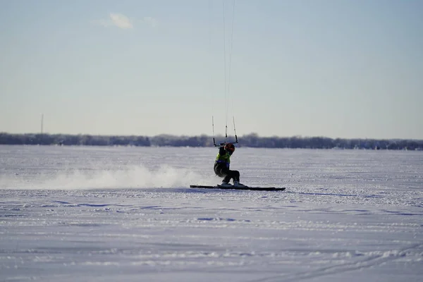 2019年2月8日 美国威斯康星州湖人基金会 湖人基金会当地居民在温尼巴戈冰封的湖上享受冬季冰上风筝风帆的乐趣 — 图库照片