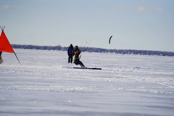 2019年2月8日 美国威斯康星州湖人基金会 湖人基金会当地居民在温尼巴戈冰封的湖上享受冬季冰上风筝风帆的乐趣 — 图库照片