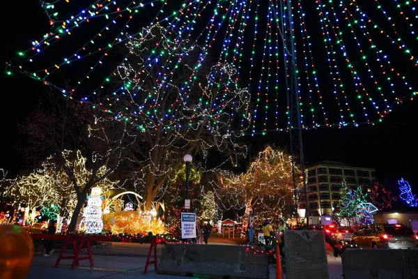 La Crosse, Wisconsin ABD - 29 Kasım 2020: Noel ışıkları, tatil için nehir kenarındaki parkı süslüyor.