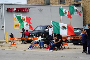 Milwaukee, Wisconsin ABD - 16 Eylül 2023: Latin Amerikalı, Latin Amerikalı ve Meksikalı Amerikan aileler yıllık Meksika Bağımsızlık Günü geçit törenini gerçekleştirdiler.