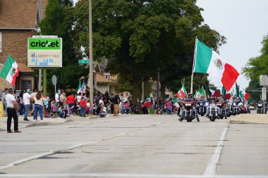 Milwaukee, Wisconsin ABD - 16 Eylül 2023: Latin Amerikalı, Latin Amerikalı ve Meksikalı Amerikan aileler yıllık Meksika Bağımsızlık Günü geçit törenini gerçekleştirdiler.