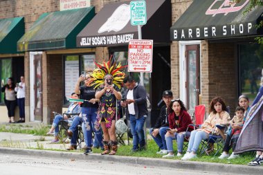 Milwaukee, Wisconsin ABD - 16 Eylül 2023: Latin Amerikalı aileler Meksika Bağımsızlık Günü Geçidi 'ni izlemek ve izlemek için cadde boyunca toplandı.