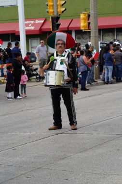 Milwaukee, Wisconsin ABD - 16 Eylül 2023: Latin Amerikalı, Latin Amerikalı ve Meksikalı Amerikan aileler yıllık Meksika Bağımsızlık Günü geçit törenini gerçekleştirdiler.