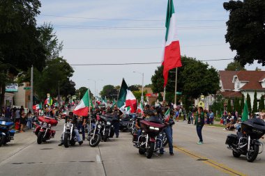 Milwaukee, Wisconsin ABD - 16 Eylül 2023: Latin Amerikalı aileler Meksika Bağımsızlık Günü Geçidi 'ni izlemek ve izlemek için cadde boyunca toplandı.