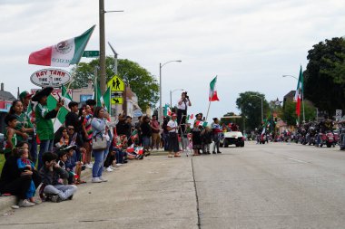 Milwaukee, Wisconsin ABD - 16 Eylül 2023: Latin Amerikalı aileler Meksika Bağımsızlık Günü Geçidi 'ni izlemek ve izlemek için cadde boyunca toplandı.