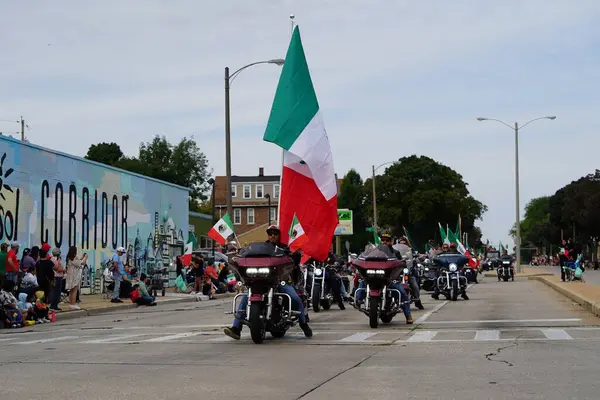 Milwaukee Wisconsin Septiembre 2023 Familias Latinoamericanas Hispanoamericanas Mexicoamericanas Celebraron Desfile —  Fotos de Stock