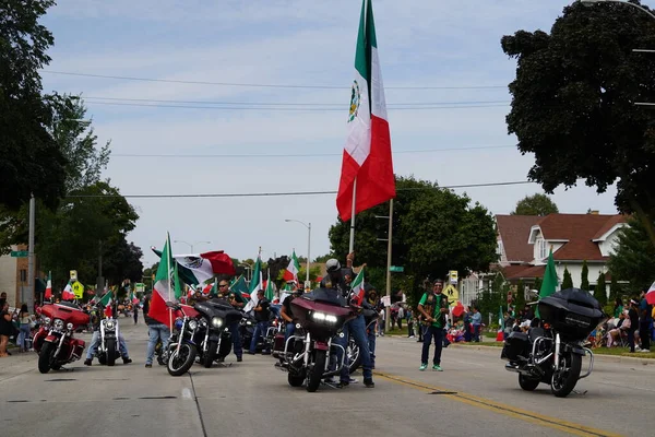 Milwaukee, Wisconsin ABD - 16 Eylül 2023: Latin Amerikalı aileler Meksika Bağımsızlık Günü Geçidi 'ni izlemek ve izlemek için cadde boyunca toplandı.