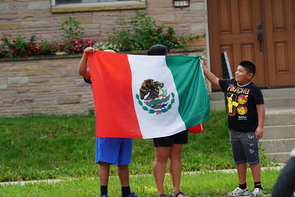 Milwaukee Wisconsin Septiembre 2023 Familias Latinoamericanas Reunieron Largo Las Calles —  Fotos de Stock