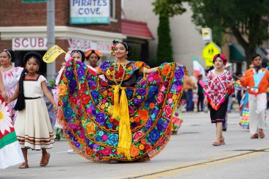 Milwaukee, Wisconsin ABD - 16 Eylül 2023: Latin Amerikalı, Latin Amerikalı ve Meksikalı Amerikan aileler yıllık Meksika Bağımsızlık Günü geçit törenini gerçekleştirdiler.