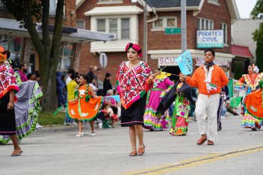 Milwaukee, Wisconsin ABD - 16 Eylül 2023: Latin Amerikalı, Latin Amerikalı ve Meksikalı Amerikan aileler yıllık Meksika Bağımsızlık Günü geçit törenini gerçekleştirdiler.