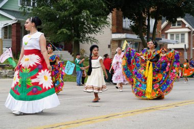 Milwaukee, Wisconsin ABD - 16 Eylül 2023: Latin Amerikalı, Latin Amerikalı ve Meksikalı Amerikan aileler yıllık Meksika Bağımsızlık Günü geçit törenini gerçekleştirdiler.