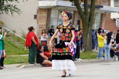 Milwaukee, Wisconsin ABD - 16 Eylül 2023: Latin Amerikalı, Latin Amerikalı ve Meksikalı Amerikan aileler yıllık Meksika Bağımsızlık Günü geçit törenini gerçekleştirdiler.