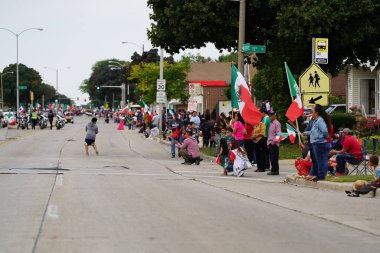Milwaukee, Wisconsin ABD - 16 Eylül 2023: Latin Amerikalı aileler Meksika Bağımsızlık Günü Geçidi 'ni izlemek ve izlemek için cadde boyunca toplandı.