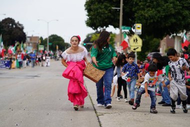 Milwaukee, Wisconsin ABD - 16 Eylül 2023: Latin Amerikalı, Latin Amerikalı ve Meksikalı Amerikan aileler yıllık Meksika Bağımsızlık Günü geçit törenini gerçekleştirdiler.