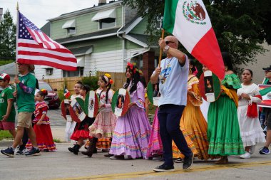 Milwaukee, Wisconsin ABD - 16 Eylül 2023: Latin Amerikalı, Latin Amerikalı ve Meksikalı Amerikan aileler yıllık Meksika Bağımsızlık Günü geçit törenini gerçekleştirdiler.