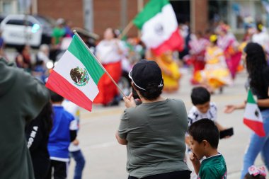 Milwaukee, Wisconsin ABD - 16 Eylül 2023: Latin Amerikalı, Latin Amerikalı ve Meksikalı Amerikan aileler yıllık Meksika Bağımsızlık Günü geçit törenini gerçekleştirdiler.