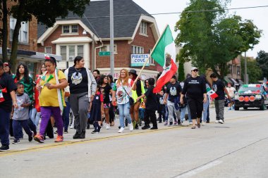 Milwaukee, Wisconsin ABD - 16 Eylül 2023: Latin Amerikalı, Latin Amerikalı ve Meksikalı Amerikan aileler yıllık Meksika Bağımsızlık Günü geçit törenini gerçekleştirdiler.