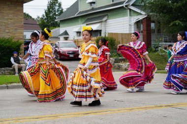 Milwaukee, Wisconsin ABD - 16 Eylül 2023: Latin Amerikalı, Latin Amerikalı ve Meksikalı Amerikan aileler yıllık Meksika Bağımsızlık Günü geçit törenini gerçekleştirdiler.