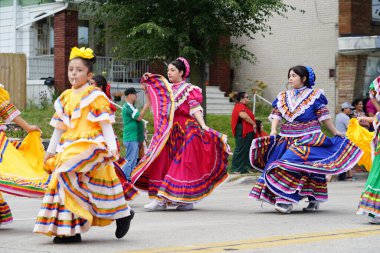Milwaukee, Wisconsin ABD - 16 Eylül 2023: Latin Amerikalı, Latin Amerikalı ve Meksikalı Amerikan aileler yıllık Meksika Bağımsızlık Günü geçit törenini gerçekleştirdiler.