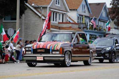 Milwaukee, Wisconsin ABD - 16 Eylül 2023: Latin Amerikalı, Latin Amerikalı ve Meksikalı Amerikan aileler yıllık Meksika Bağımsızlık Günü geçit törenini gerçekleştirdiler.
