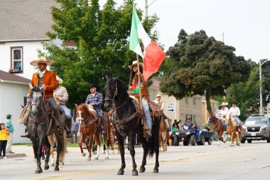 Milwaukee, Wisconsin ABD - 16 Eylül 2023: Latin Amerikalı, Latin Amerikalı ve Meksikalı Amerikan aileler yıllık Meksika Bağımsızlık Günü geçit törenini gerçekleştirdiler.