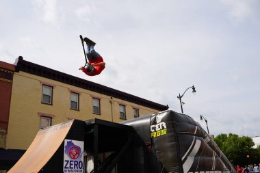 Racine, Wisconsin ABD - 16 Eylül 2023: BMX bisikletli dublörler, Racine, Wisconsin sokaklarında bir grup insan için yarı boru rampalarında dublörlük yapıyor.