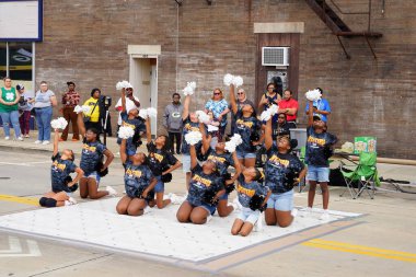 Milwaukee, Wisconsin ABD - 16 Eylül 2023: Afro-Amerikan Lisesi ve Ortaokul bayan sokak dansçıları Racine, Wisconsin sokaklarında dans ettiler