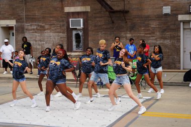 Milwaukee, Wisconsin ABD - 16 Eylül 2023: Afro-Amerikan Lisesi ve Ortaokul bayan sokak dansçıları Racine, Wisconsin sokaklarında dans ettiler